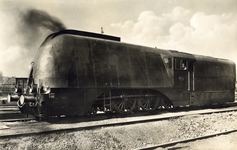 160308 Afbeelding van de stoomlocomotief nr. 3804 (serie 3700/3800) van de N.S. met stroomlijnbekleding.